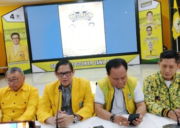 Dari sisi kiri Ketua Steering Committee (SC) Yomanius Untung, Sekretaris DPD Partai Golkar Jabar, MQ Iswara, Ketua Panitia Penyelenggara Musda Yod Mintaraga, dan Ketua Organizing Committee (OC) Deden Nasihin.