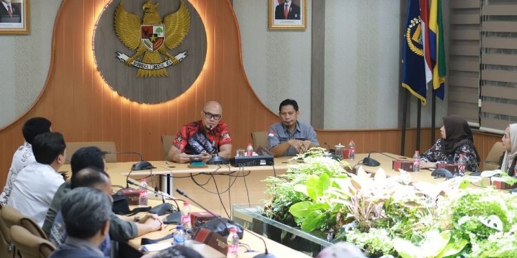 DPRD Kota Bandung menerima audiensi dari Forum Orang Tua Murid SMA Negeri 5 Bandung, di Ruang Rapat Bamus DPRD Kota Bandung, Selasa, 8 April, 2026. Humas