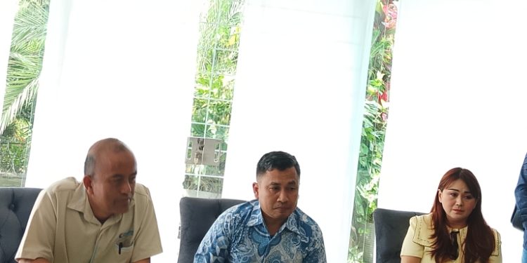 Kepala Kanwil HAM Jawa Barat, Hasbulloh Fudail, bersama Kepala Bidang Pelayanan dan Kepatuhan HAM Kanwil Kemenham Jawa Barat, Nurjaman, melakukan kunjungan langsung ke rumah korban di Jalan Golf Island Kav 79 No 1 R.D.P, Kabupaten Bandung, Jumat (17/4/2026).