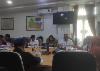 Komisi II DPRD Kota Bandung menggelar rapat kerja terkait Penggunaan Tapping Box untuk Meningkatkan PAD Kota Bandung, di Gedung DPRD Kota Bandung, Kamis, 16 April 2026.