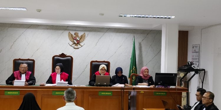 Dua terdakwa utama dari pihak swasta, yakni: Trisnadi Yulrisman, Direktur Utama PT Karabha Digdaya, dan Berliana Tri Kusuma, Head Corporate Legal PT Karabha Digdaya Keduanya diduga berperan sebagai pemberi suap kepada sejumlah pejabat di PN Depok.