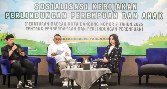 Wakil Ketua I DPRD Kota Bandung, H. Toni Wijaya, S.E., S.H., menjadi narasumber dalam kegiatan Sosialisasi Kebijakan Perlindungan Perempuan dan Anak di Kota Bandung, di Hotel Papandayan.