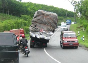Selain mempercepat kerusakan infrastruktur jalan, keberadaan ODOL bisa membahayakan pengendara lain. Foto Halloriau.com