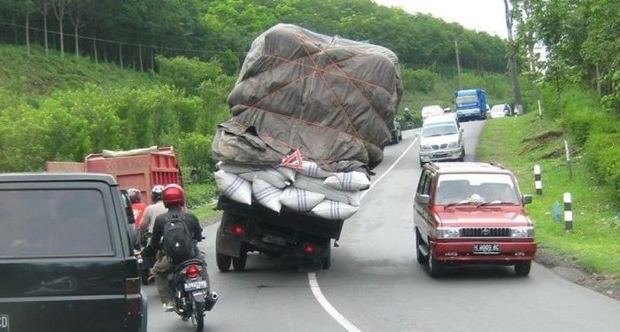 Selain mempercepat kerusakan infrastruktur jalan, keberadaan ODOL bisa membahayakan pengendara lain. Foto Halloriau.com