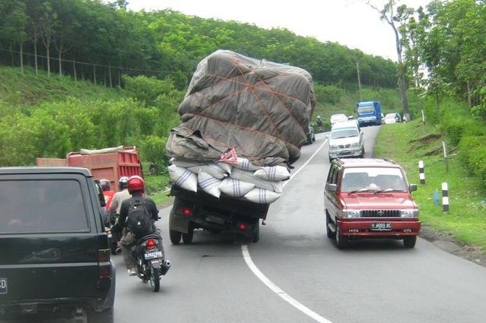 Selain mempercepat kerusakan infrastruktur jalan, keberadaan ODOL bisa membahayakan pengendara lain. Foto Halloriau.com