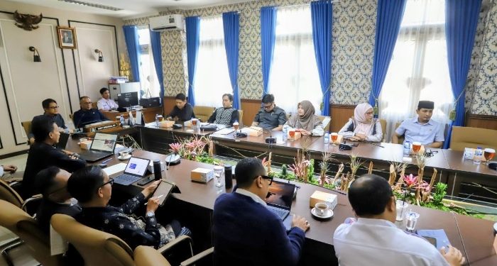 Bapemperda DPRD Kota Bandung menggelar rapat kerja membahas Raperda Lembaga Bantuan Hukum bagi Masyarakat Miskin, di Ruang Rapat Bapemperda, Rabu, 6 Mei 2026. Foto Dok Humas