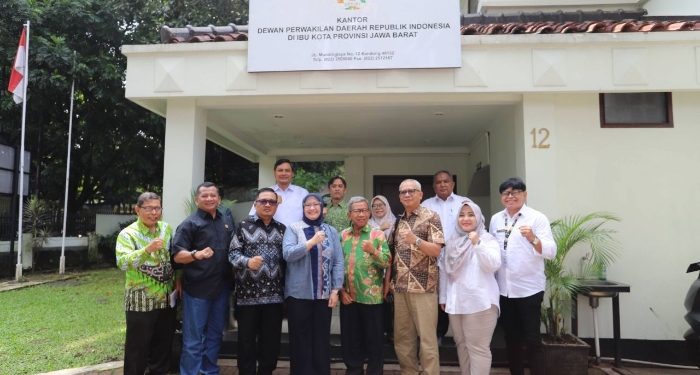 Anggota Komisi IV DPRD Kota Bandung, Soni Daniswara dan Aswan Asep Wawan melakukan diskusi terkait dunia pendidikan di Jawa bersama Anggota DPD RI Provinsi Jawa Barat, di Kantor DPD RI Provinsi Jawa Barat, Kota Bandung, Rabu, 6 Mei 2026.