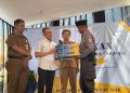 Ketua DPRD Kota Bandung H. Asep Mulyadi, S.H., menyerahkan paket umrah kepada Petugas Satlinmas Kelurahan Caringin, di Kantor Kelurahan Caringin, Kecamatan Bandung Kulon, Senin, 11 Mei 2026.