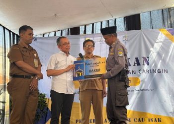 Ketua DPRD Kota Bandung H. Asep Mulyadi, S.H., menyerahkan paket umrah kepada Petugas Satlinmas Kelurahan Caringin, di Kantor Kelurahan Caringin, Kecamatan Bandung Kulon, Senin, 11 Mei 2026.