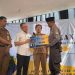 Ketua DPRD Kota Bandung H. Asep Mulyadi, S.H., menyerahkan paket umrah kepada Petugas Satlinmas Kelurahan Caringin, di Kantor Kelurahan Caringin, Kecamatan Bandung Kulon, Senin, 11 Mei 2026.
