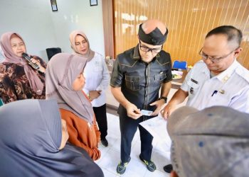 Dr. H. Edwin Senjaya, S.E., M.M., menyerahkan sejumlah bantuan sarana prasarana dan sosial kepada warga setempat, Rabu, 13 Mei 2026, di Aula Kelurahan Margasari, Kecamatan Buahbatu.