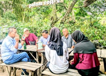 Pengurus BaraJP Bogor Raya dan mahasiswa IPB melaksanakan Program Penguatan Kapasitas Organisasi Kemahasiswaan (PPK Ormawa) di Cafe Coffee Patani, Desa Berengkok, Kecamatan Leuwiliang, Kabupaten Bogor, Selasa (7/7/2026).
