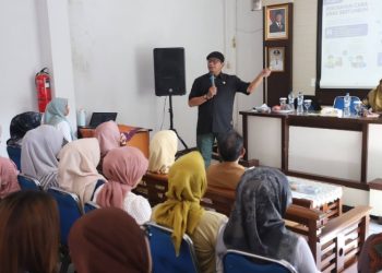Anggota Komisi IV DPRD Kota Bandung, Soni Daniswara, menjadu narasumber Pelatihan Dukungan Psikologi Awal untuk Anak dan Remaja yang diselenggarakan oleh DP3A Kota Bandung, di Kelurahan Tamansari, Bandung, Selasa, 21 Juli 2026.