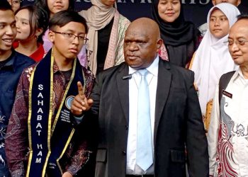 Menteri Hak Asasi Manusia, Natalius Pigai usai mengumungkan bahwa Kementerian HAM telah memecahkan rekor dunia Guinness Book of Records