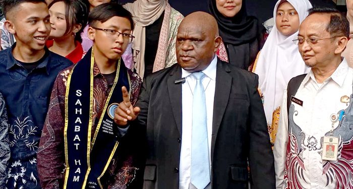 Menteri Hak Asasi Manusia, Natalius Pigai usai mengumungkan bahwa Kementerian HAM telah memecahkan rekor dunia Guinness Book of Records