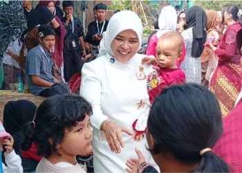 Anggota DPRD Kabupaten Bandung, Venny Noveny bersalaman dengan sejumlah anak-anak disela rutinitas tugas sebagai wakil rakyat. (foto: istimewa)