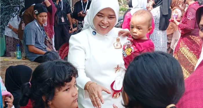 Anggota DPRD Kabupaten Bandung, Venny Noveny bersalaman dengan sejumlah anak-anak disela rutinitas tugas sebagai wakil rakyat. (foto: istimewa)