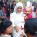 Anggota DPRD Kabupaten Bandung, Venny Noveny bersalaman dengan sejumlah anak-anak disela rutinitas tugas sebagai wakil rakyat. (foto: istimewa)