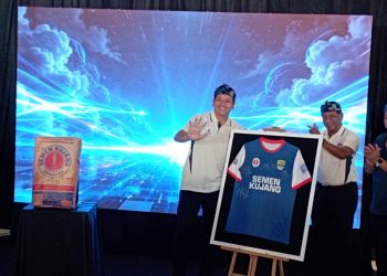 Deputy CEO PT PERSIB Bandung Bermartabat, Adhitia Putra Herawan bersama Salah Seorang Komisaris PT Persib Kuswara memperlihatkan logo Semen Kujang akan terpampang pada jersey resmi PERSIB.
