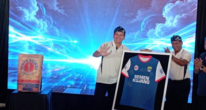 Deputy CEO PT PERSIB Bandung Bermartabat, Adhitia Putra Herawan bersama Salah Seorang Komisaris PT Persib Kuswara memperlihatkan logo Semen Kujang akan terpampang pada jersey resmi PERSIB.