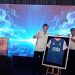 Deputy CEO PT PERSIB Bandung Bermartabat, Adhitia Putra Herawan bersama Salah Seorang Komisaris PT Persib Kuswara memperlihatkan logo Semen Kujang akan terpampang pada jersey resmi PERSIB.