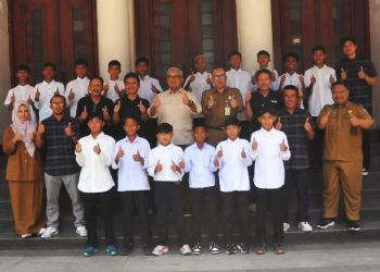 Walikota Bandung Muhammad Farhan bersama Tim Bandung Legend U-12 di tangga depan Balai Kota Bandung. Selasa (11/8/2026) (Foto: Arief NK/Maung Bandung).