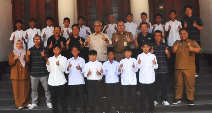 Walikota Bandung Muhammad Farhan bersama Tim Bandung Legend U-12 di tangga depan Balai Kota Bandung. Selasa (11/8/2026) (Foto: Arief NK/Maung Bandung).