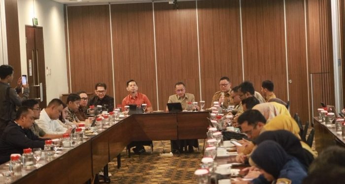 Focus Group Discussion (FGD) terkait Rancangan Peraturan Daerah (Raperda) tentang Pengelolaan Sampah Kota Bandung, di Hotel Best Western Bandung, Senin, 24 Agustus 2026.