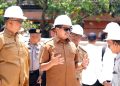 Bupati Sumedang, Dony Ahmad Munir disela meninjau progres pembangunan Puskesmas Cimanggung, Senin (21/9/2026).