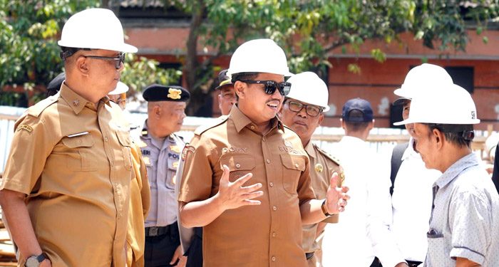 Bupati Sumedang, Dony Ahmad Munir disela meninjau progres pembangunan Puskesmas Cimanggung, Senin (21/9/2026).