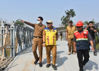 Wakil Bupati Sumedang M. Fajar Aldila meninjau langsung progres pembangunan Jembatan Sasak Beureum. (Foto: Prokopim/Istimewa)
