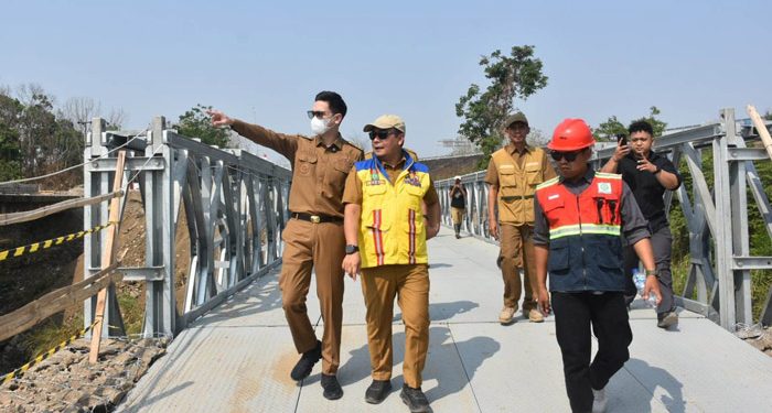 Wakil Bupati Sumedang M. Fajar Aldila meninjau langsung progres pembangunan Jembatan Sasak Beureum. (Foto: Prokopim/Istimewa)