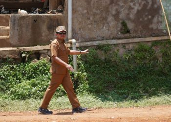 Bupati Sumedang, Dony Ahmad Munir saat meninjau kondisi Lapang Desa Cimanggung. (foto: Istimewa)