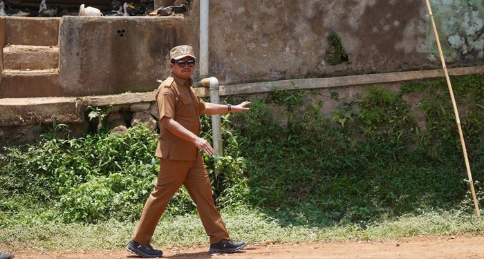 Bupati Sumedang, Dony Ahmad Munir saat meninjau kondisi Lapang Desa Cimanggung. (foto: Istimewa)