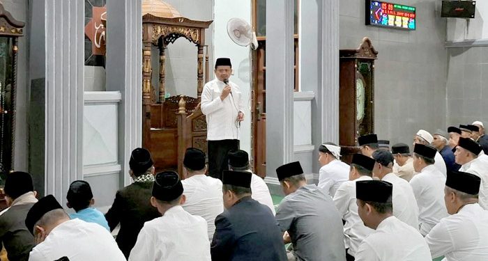 Bupati Sumedang saat memberikan arahan usai salat Subuh berjamaah di Masjid Jami Raudhatul Mukhlisin, Kecamatan Wado, Sumedang, Selasa (22/9/2026).
