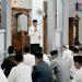 Bupati Sumedang saat memberikan arahan usai salat Subuh berjamaah di Masjid Jami Raudhatul Mukhlisin, Kecamatan Wado, Sumedang, Selasa (22/9/2026).
