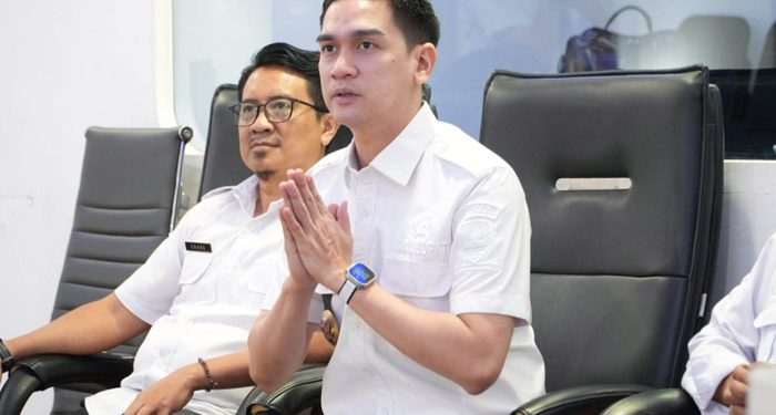 Wakil Bupati Sumedang M. Fajar Aldila dalam Zoom Meeting Rembuk dan Bincang-Bincang Otonomi Daerah bersama Direktur Fasilitasi Kelembagaan dan Kepegawaian Perangkat Daerah, Ditjen Otonomi Daerah Kementerian Dalam Negeri, di Command Center Sumedang, Rabu (23/9/2026).