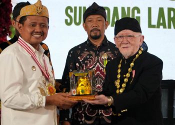 Bentuk Penghormatan, Bupati Sumedang Terima Piagam Penghargaan dari Keraton Sumedang Larang