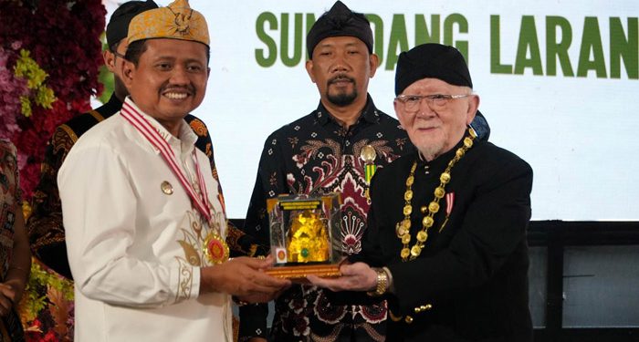 Bentuk Penghormatan, Bupati Sumedang Terima Piagam Penghargaan dari Keraton Sumedang Larang