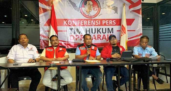 Pengurus DPP BaraJP, Jonny Sirait (Wasekjen), Yogie T. Wardana (Waketum), Manampin Siregar (Waketum) dan Franly Seption (Bidang Hukum DPP BaraJP) saat menggelar konferensi pers terkait Permohonan PHPU Nomor 01/PHPU.PRES-XXIV/2026
