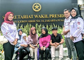 Pengurus BaraJP Bogor Raya, Mega Hernita (Ketua DPC BaraJP Bogor Raya), Sri Ratnaningsih atau Nci (Wakil Ketua BaraJP Bogor Raya) dan Jaya (koordinator) saat mendampingi enam orang siswa yang mendaftar proses pengambilan izajah.
