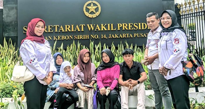 Pengurus BaraJP Bogor Raya, Mega Hernita (Ketua DPC BaraJP Bogor Raya), Sri Ratnaningsih atau Nci (Wakil Ketua BaraJP Bogor Raya) dan Jaya (koordinator) saat mendampingi enam orang siswa yang mendaftar proses pengambilan izajah.