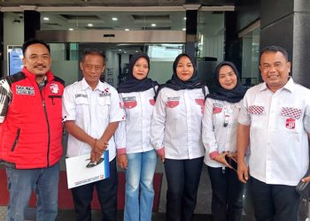 Sekretaris Jenderal (Sekjen) BaraJP, Boy Nababan, didampingi Wasekjen DPP BaraJP Jonny Sirait, Wakil Ketua Umum Yoghie Try Wardhana, dan sejumlah pengurus dan BaraJP lainnya usai menyerahkan Amicus Curiae ke MK