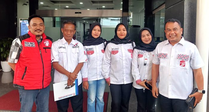 Sekretaris Jenderal (Sekjen) BaraJP, Boy Nababan, didampingi Wasekjen DPP BaraJP Jonny Sirait, Wakil Ketua Umum Yoghie Try Wardhana, dan sejumlah pengurus dan BaraJP lainnya usai menyerahkan Amicus Curiae ke MK