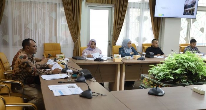 Kota Bandung.
Komisi III DPRD Kota Bandung bahas penertiban pohon dan reklame ilegal bersama sejumlah OPD, Ruang Bamus DPRD Kota Bandung, Selasa 29 September 2026.