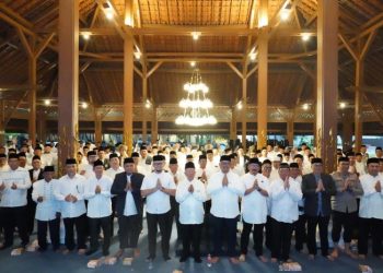 Pimpinan DPRD Kota Bandung, H. Toni Wijaya, S.E., S.H., dan Dr. H. Edwin Senjaya, S.E., M.M dikukuhkan menjadi Wakil Ketua Dewan Pertimbangan MUI Kota Bandung, di Pendopo Wali Kota Bandung, Sabtu, 10 Oktober 2026.