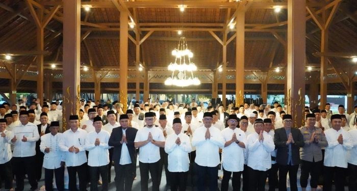 Pimpinan DPRD Kota Bandung, H. Toni Wijaya, S.E., S.H., dan Dr. H. Edwin Senjaya, S.E., M.M dikukuhkan menjadi Wakil Ketua Dewan Pertimbangan MUI Kota Bandung, di Pendopo Wali Kota Bandung, Sabtu, 10 Oktober 2026.