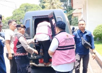 Direktur Utama BUMD Yanuar Budi Noman dan Direktur PT Cahaya Frozen Raya, Castam memasuki mobil tahanan usai mengikuti persidangan.