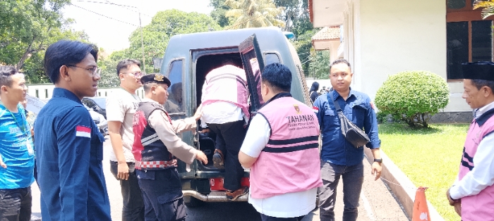 Direktur Utama BUMD Yanuar Budi Noman dan Direktur PT Cahaya Frozen Raya, Castam memasuki mobil tahanan usai mengikuti persidangan.